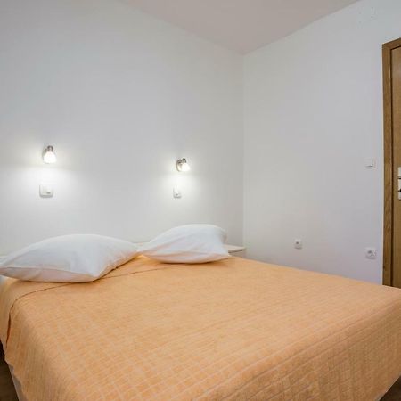 Apartments Bezmalinovic 2 Bol Bagian luar foto