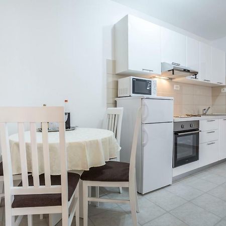 Apartments Bezmalinovic 2 Bol Bagian luar foto