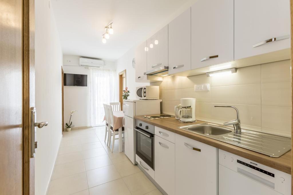 Apartments Bezmalinovic 2 Bol Bagian luar foto