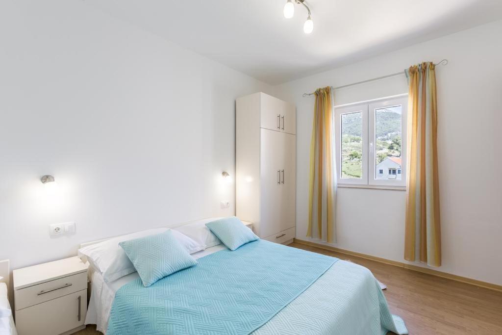 Apartments Bezmalinovic 2 Bol Bagian luar foto