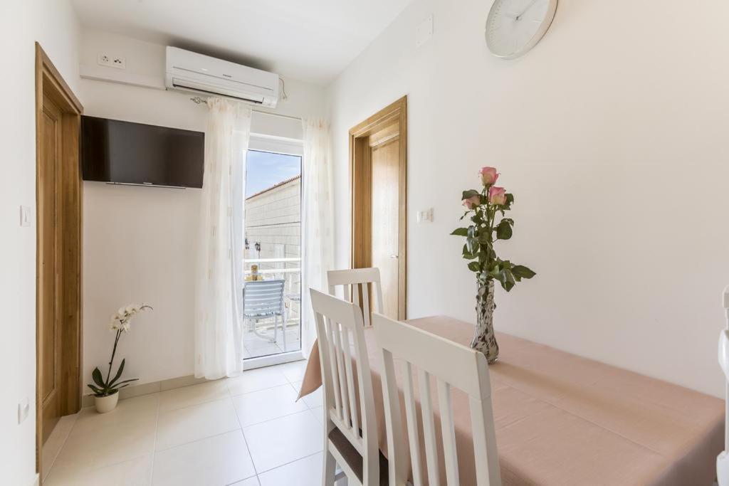 Apartments Bezmalinovic 2 Bol Bagian luar foto
