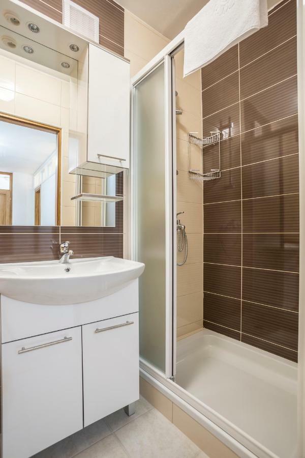 Apartments Bezmalinovic 2 Bol Bagian luar foto
