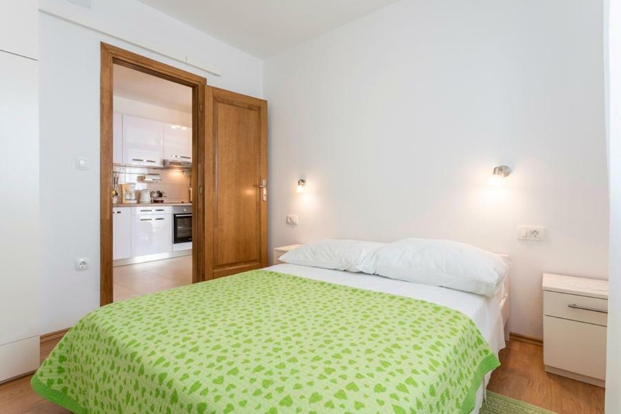 Apartments Bezmalinovic 2 Bol Bagian luar foto