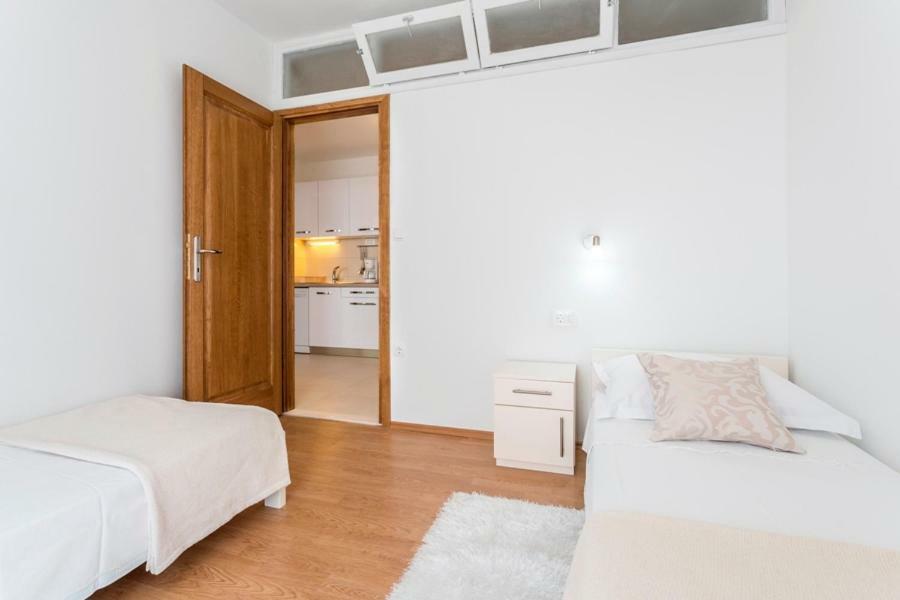 Apartments Bezmalinovic 2 Bol Bagian luar foto