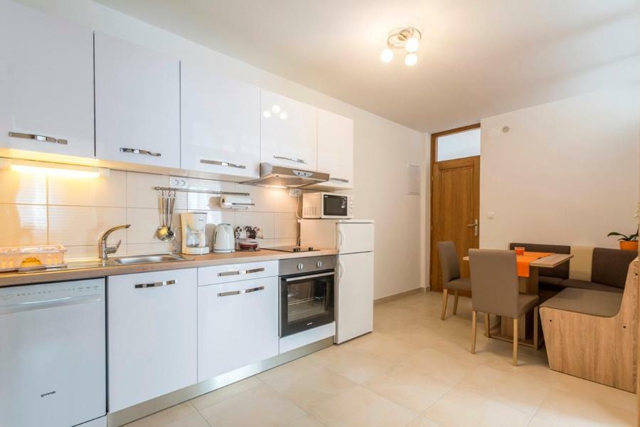 Apartments Bezmalinovic 2 Bol Bagian luar foto