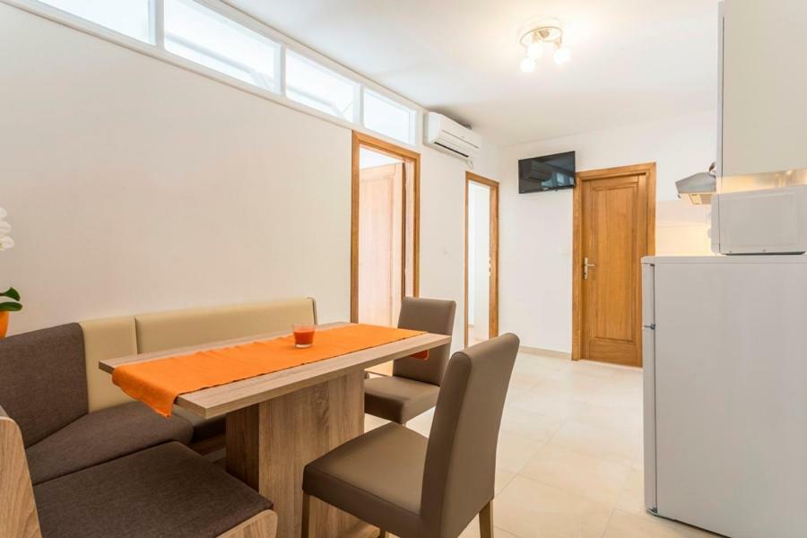 Apartments Bezmalinovic 2 Bol Bagian luar foto