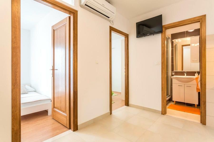 Apartments Bezmalinovic 2 Bol Bagian luar foto