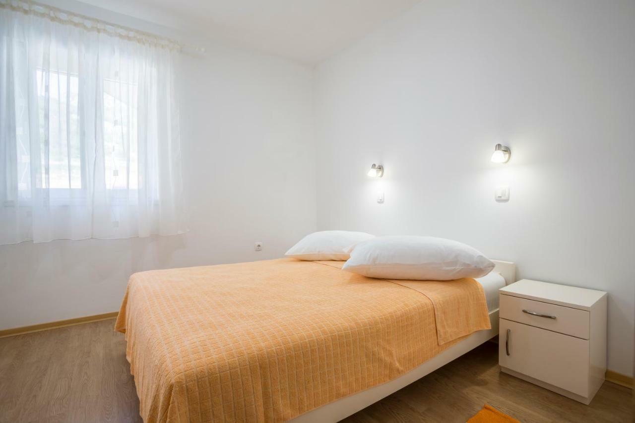 Apartments Bezmalinovic 2 Bol Bagian luar foto