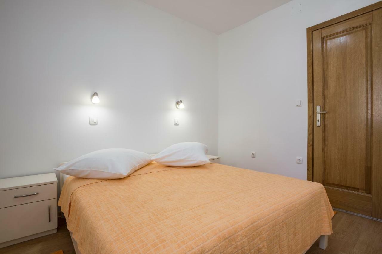 Apartments Bezmalinovic 2 Bol Bagian luar foto
