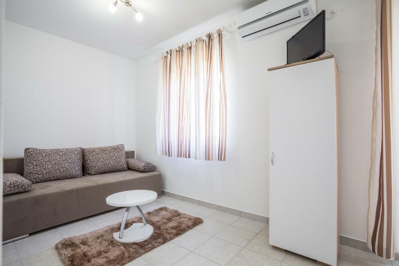 Apartments Bezmalinovic 2 Bol Bagian luar foto