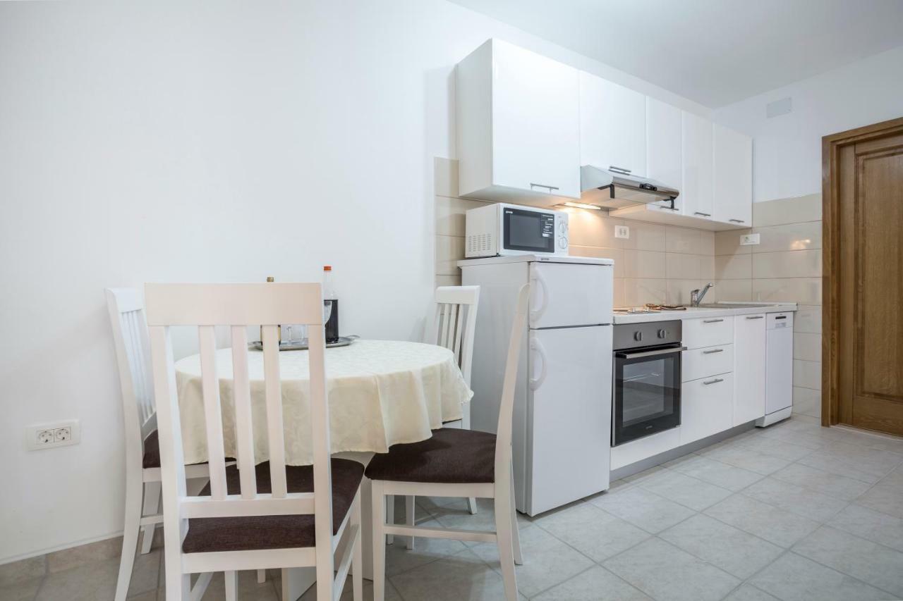 Apartments Bezmalinovic 2 Bol Bagian luar foto