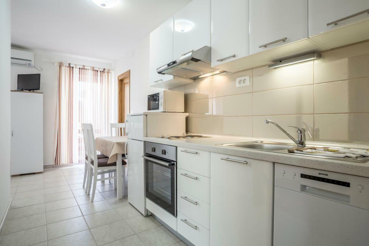 Apartments Bezmalinovic 2 Bol Bagian luar foto