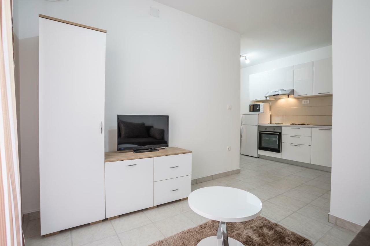 Apartments Bezmalinovic 2 Bol Bagian luar foto