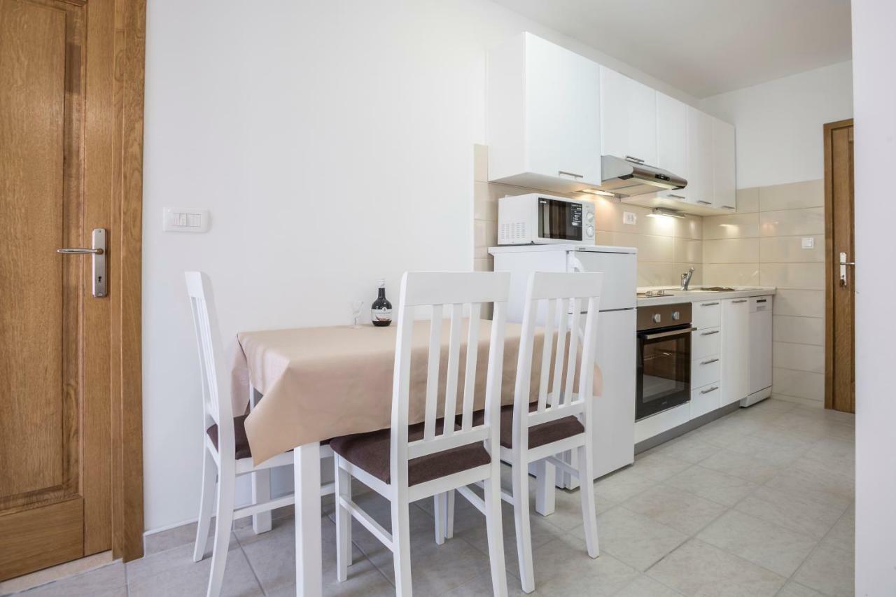 Apartments Bezmalinovic 2 Bol Bagian luar foto