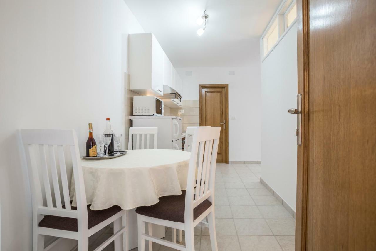Apartments Bezmalinovic 2 Bol Bagian luar foto