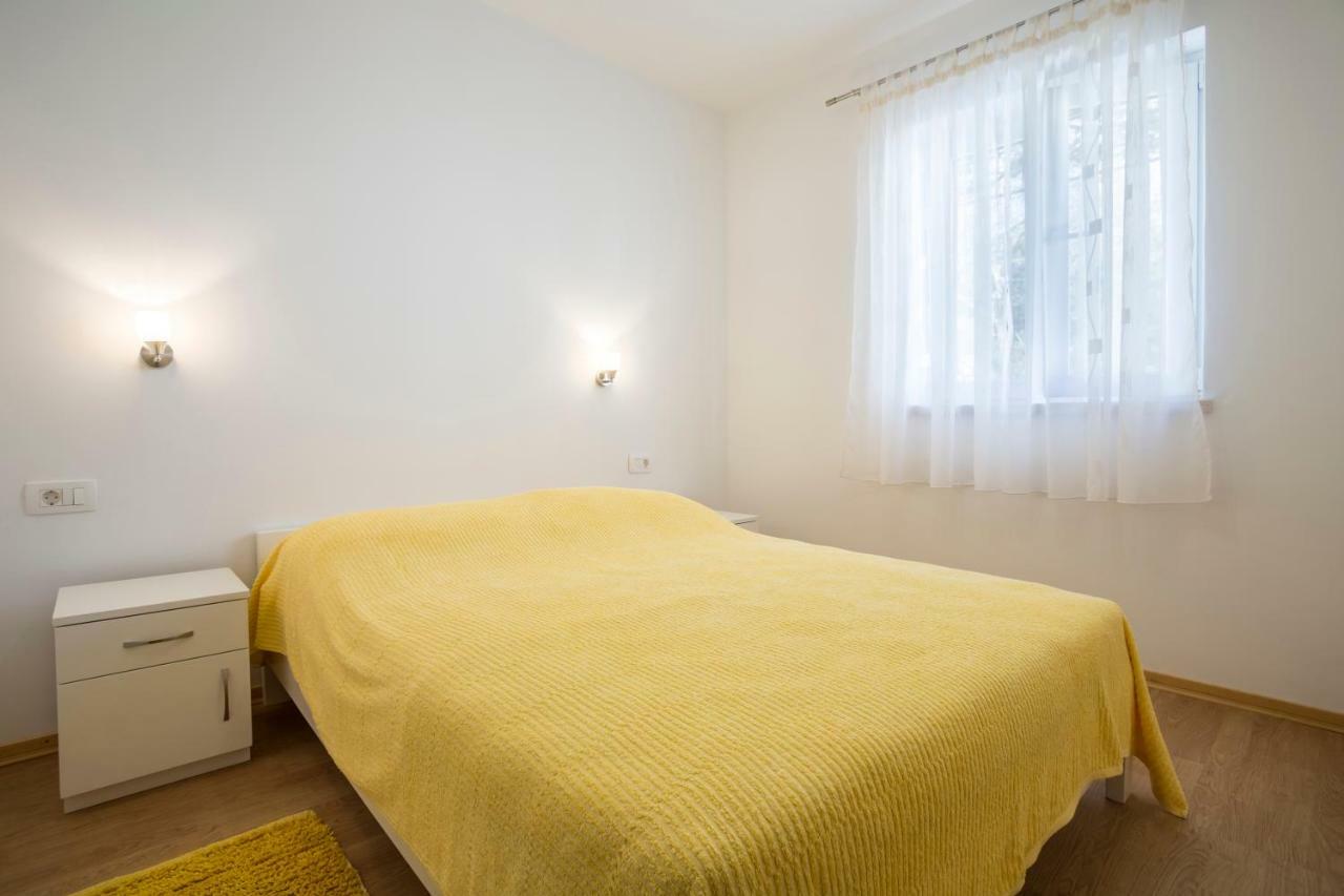 Apartments Bezmalinovic 2 Bol Bagian luar foto